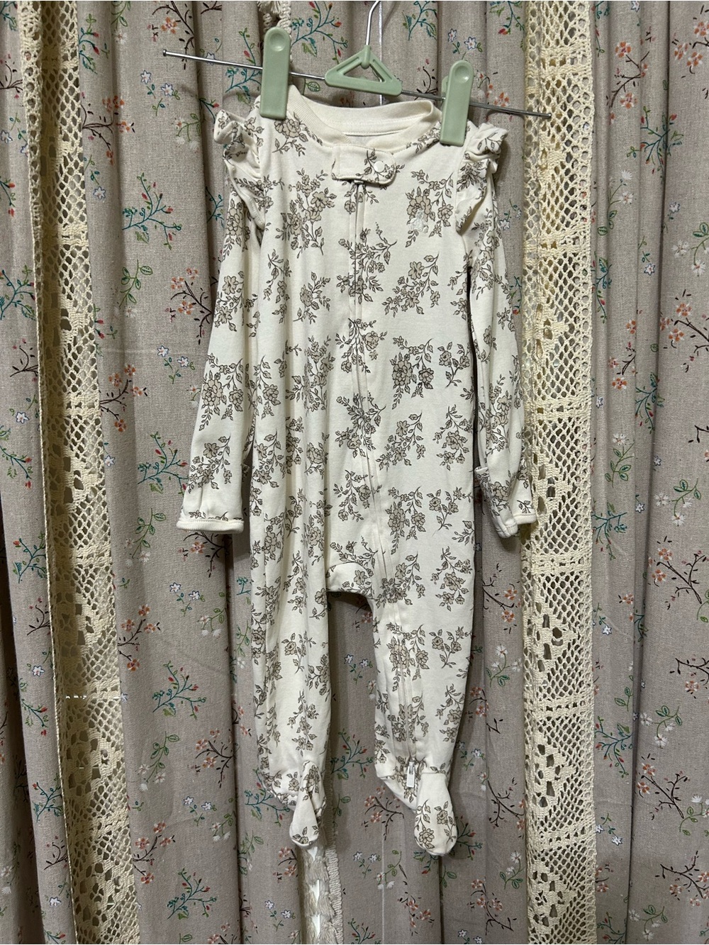 Baby Gap Floral Footed Sleeper 6-9 Months Cream Ruffle Shoulder Zip Pajama